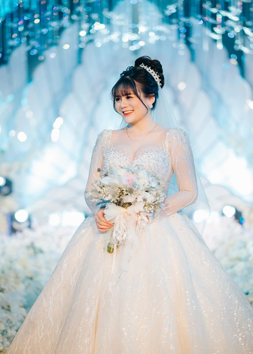 Dưới bài đăng của Trang Moon, nhiều nghệ sĩ gửi lời chúc mừng. Nghệ sĩ Lan Hương viết: "Chúc mừng hạnh phúc nhé con! Cô phải đi công tác suốt nửa tháng nên không tới chúc mừng và ôm con được. Thương yêu". Nghệ sĩ Minh Phương nhắn nhủ đến Trang Moon: "U chúc mừng hạnh phúc hai con nhé! Vậy là Trang đã là vợ người ta". Ảnh: FBNV