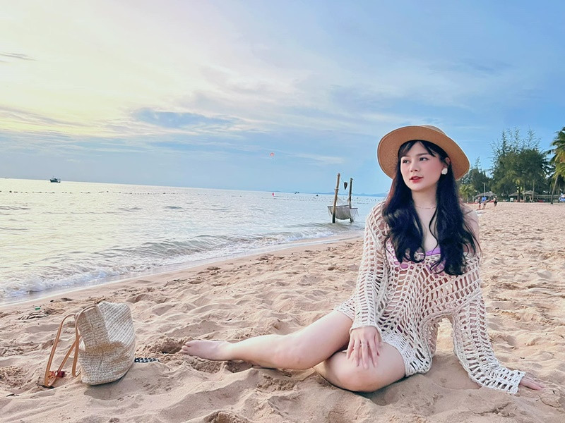 Trang Moon sinh năm 1992, từng học tại trường Đại học Sân khấu Điện ảnh Hà Nội. Cô sở hữu vẻ ngoài mũm mĩm từ khi còn học năm thứ nhất ở trường đại học. Sau thành công của vai diễn Tường Vy trong “Khi người đàn ông góa vợ bật khóc”, cô quyết tâm giảm cân. Hiện tại, Trang Moon sở hữu gương mặt và thân hình thon gọn. Ảnh: FBNV