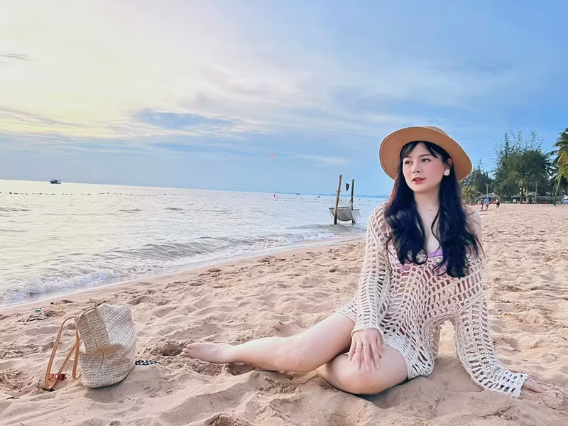 Trang Moon sinh năm 1992, từng học tại trường Đại học Sân khấu Điện ảnh Hà Nội. Cô sở hữu vẻ ngoài mũm mĩm từ khi còn học năm thứ nhất ở trường đại học. Sau thành công của vai diễn Tường Vy trong “Khi người đàn ông góa vợ bật khóc”, cô quyết tâm giảm cân. Hiện tại, Trang Moon sở hữu gương mặt và thân hình thon gọn. Ảnh: FBNV