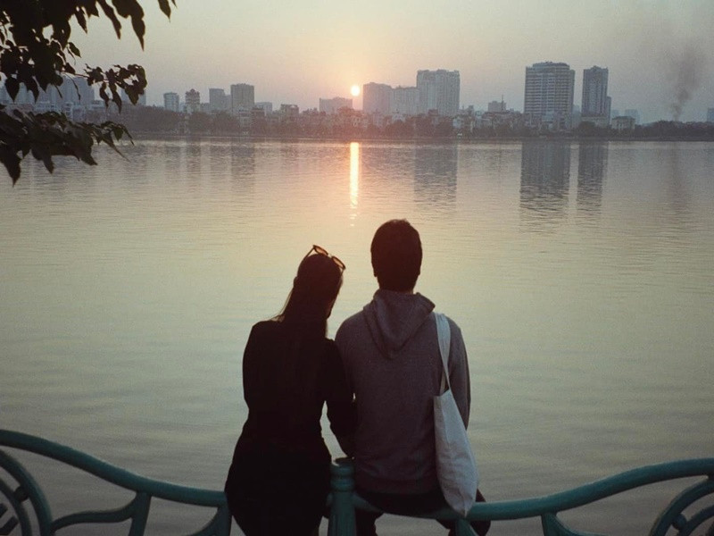 Khoảnh khắc cả hai cùng ngắm cảnh trong một buổi chiều tối.