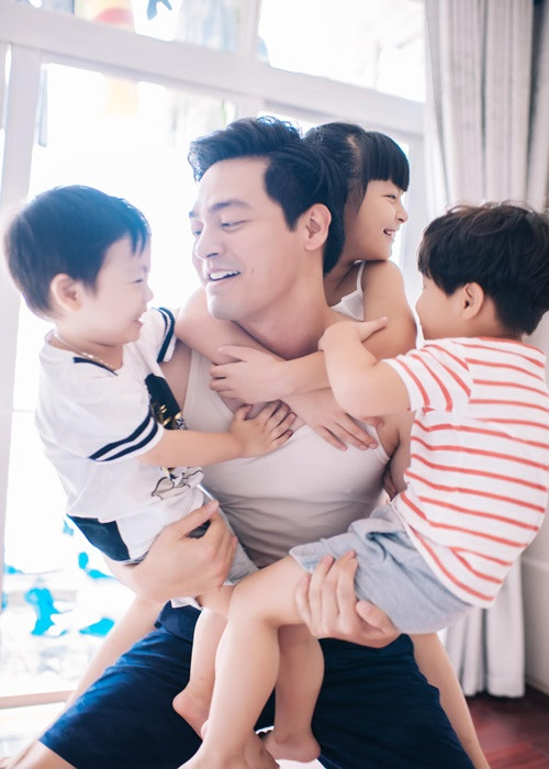 Phan Anh từng chia sẻ, anh có lẽ hợp với hai cậu con trai hơn chứ không phải là con gái vì cả hai đều còn nhỏ dễ nói chuyện.