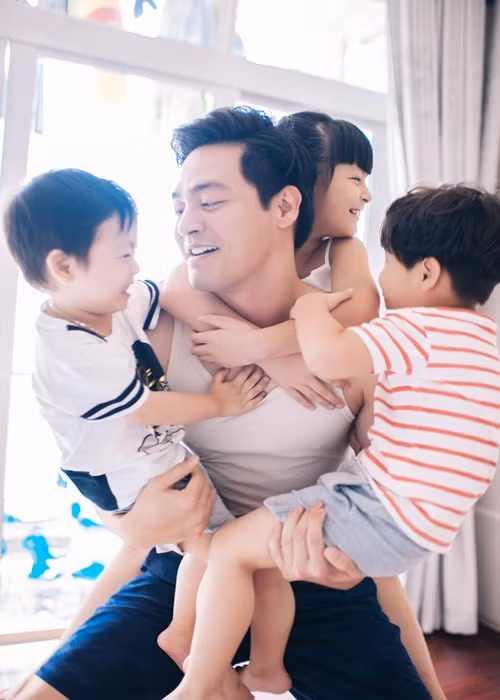 Phan Anh từng chia sẻ, anh có lẽ hợp với hai cậu con trai hơn chứ không phải là con gái vì cả hai đều còn nhỏ dễ nói chuyện.