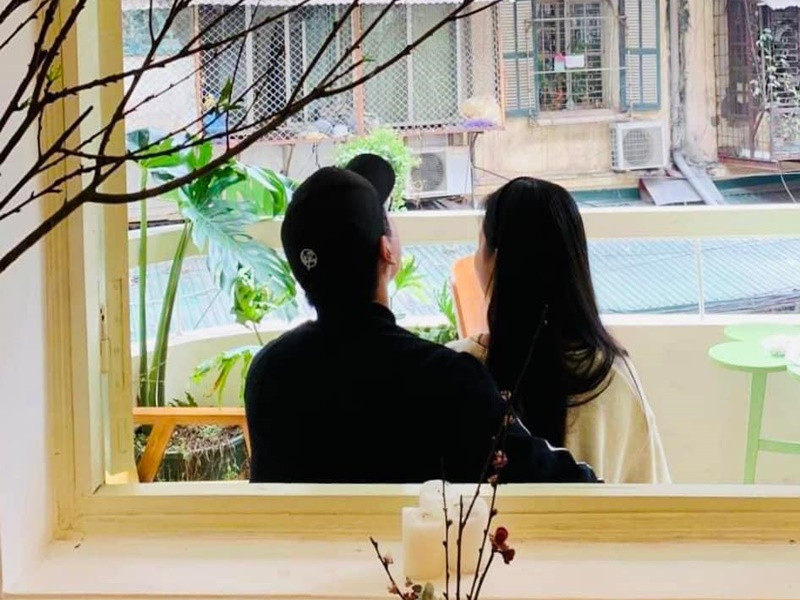 Phan Anh khoe ảnh bên vợ do con gái chụp.