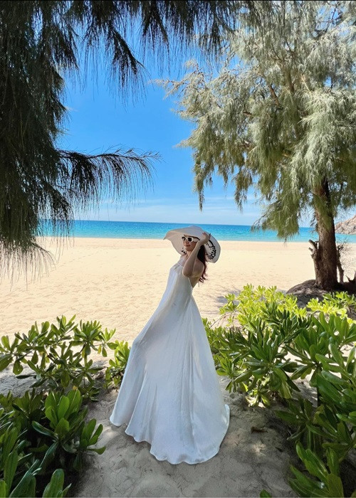 Hình ảnh trẻ đẹp, gợi cảm của bà xã Bình Minh nhận được nhiều lời khen.