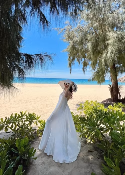 Hình ảnh trẻ đẹp, gợi cảm của bà xã Bình Minh nhận được nhiều lời khen.