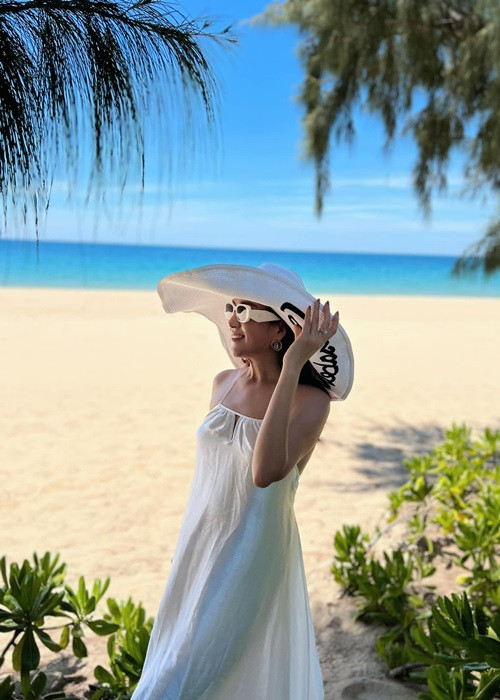 Nữ doanh nhân tạo dáng như người mẫu.