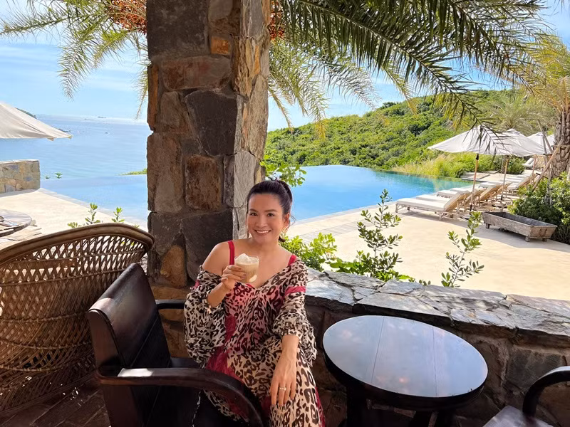 Từng bị chê kém sắc so với chồng, Anh Thơ giờ "lột xác" ngoạn mục.