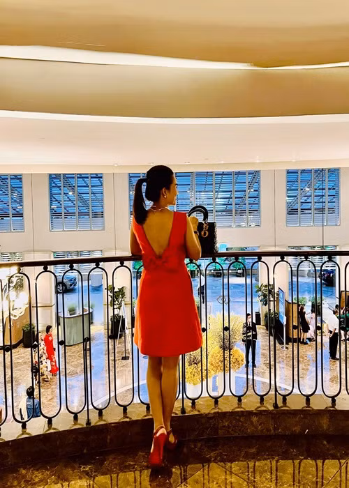 Nữ doanh nhân sinh năm 1977 ưa chuộng các kiểu váy xòe và phom ôm khắc phục được chiều cao hạn chế.