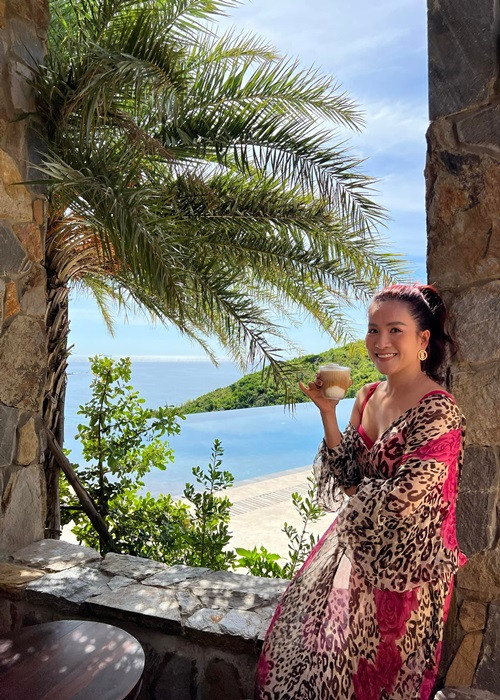 Bà xã của Bình Minh sở hữu làn da căng bóng, mịn màng, vóc dáng săn chắc ở tuổi U50.