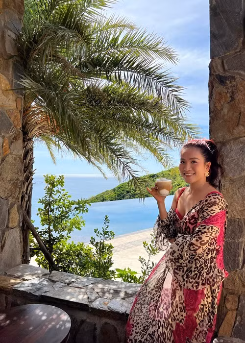 Bà xã của Bình Minh sở hữu làn da căng bóng, mịn màng, vóc dáng săn chắc ở tuổi U50.