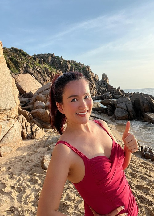 Doanh nhân Anh Thơ khoe vóc dáng thon thả trong trang phục áo tắm.