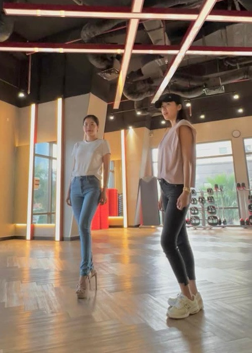 Để chuẩn bị cho vòng chung kết Miss World Vietnam 2022, Nam Em nhờ siêu mẫu Minh Tú huấn luyện catwalk.