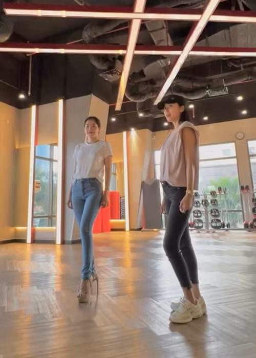 Để chuẩn bị cho vòng chung kết Miss World Vietnam 2022, Nam Em nhờ siêu mẫu Minh Tú huấn luyện catwalk.