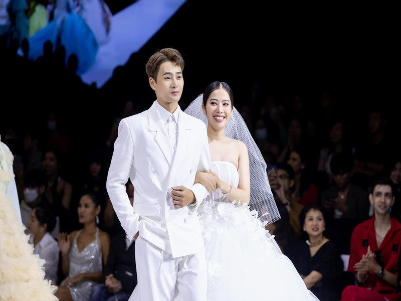 Top 38 Miss World Vietnam 2022 mặc váy cưới catwalk trong một show diễn thời trang.