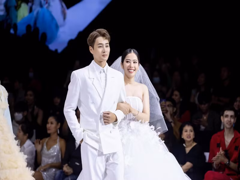 Top 38 Miss World Vietnam 2022 mặc váy cưới catwalk trong một show diễn thời trang.