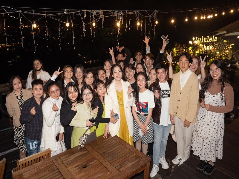 Chân dài được người hâm mộ vây quanh khi đi hát.