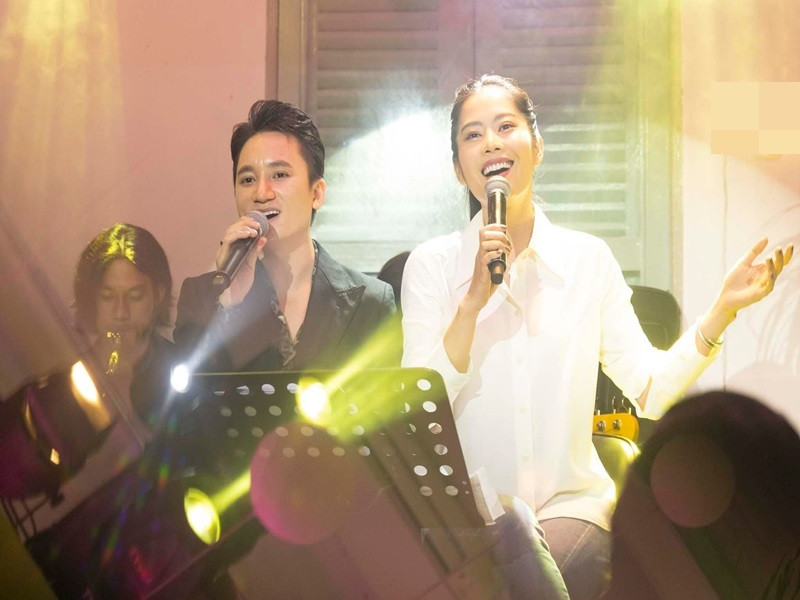 Nam Em chia sẻ: "Phần nào nó cũng va vào tâm trí của em. Nên là ngay từ đầu, em có nói âm nhạc giúp em giải tỏa căng thẳng và mọi người cảm nhận được cái sóng, âm nhạc của em, vậy thôi".