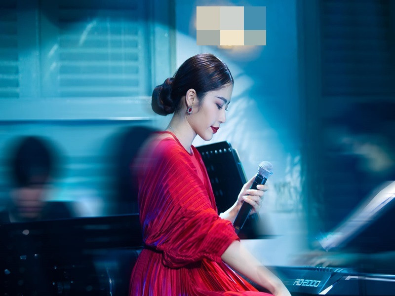 Người đẹp xuất hiện trong các show diễn âm nhạc tại phòng trà.