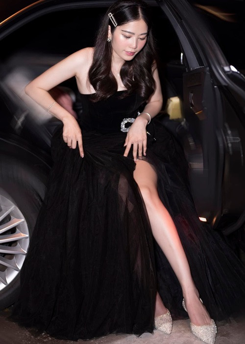 Nhan sắc của cô ngày càng thăng hạng.