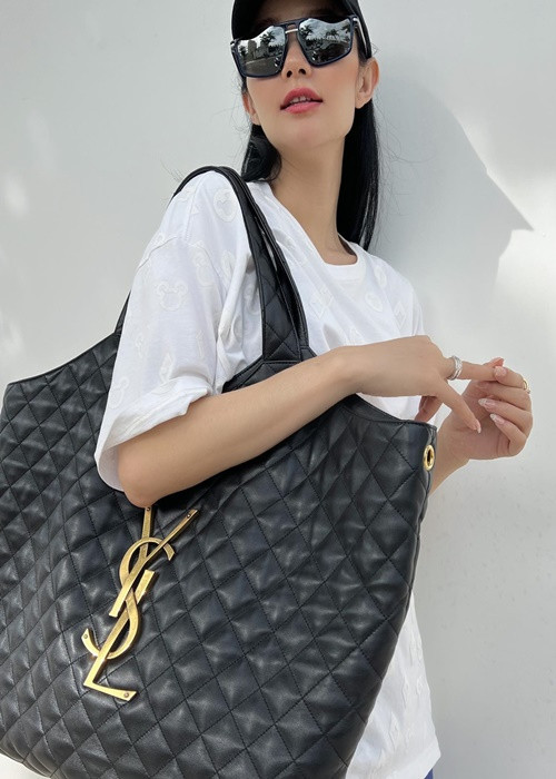 Cô kể: "Sau đám cưới, tôi mời Ngọc Trinh và đạo diễn Vũ Ngọc Đãng về nhà tôi tập thoại buổi cuối. Chồng tôi rất chào đón mọi người, còn bảo tôi: “Mọi người tập rôm rả quá vậy em”. Trước giờ, ông xã luôn ủng hộ công việc của tôi, tôi cũng tôn trọng công việc của anh". Ảnh: FBNV