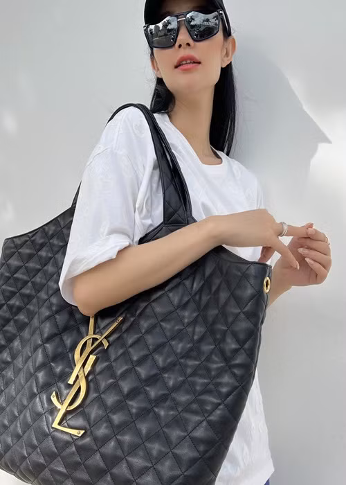 Cô kể: "Sau đám cưới, tôi mời Ngọc Trinh và đạo diễn Vũ Ngọc Đãng về nhà tôi tập thoại buổi cuối. Chồng tôi rất chào đón mọi người, còn bảo tôi: “Mọi người tập rôm rả quá vậy em”. Trước giờ, ông xã luôn ủng hộ công việc của tôi, tôi cũng tôn trọng công việc của anh". Ảnh: FBNV