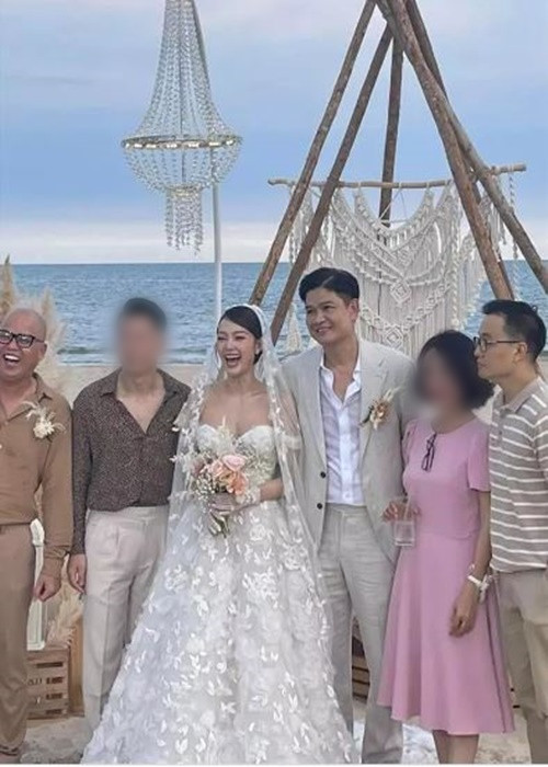 Minh Hằng tâm sự, sau đám cưới, cả hai không thay đổi môi trường sống, chỉ là tâm lý hơi khác. Bản thân nữ ca sĩ cảm giác là lạ khi đeo nhẫn cưới trên tay mỗi ngày. Ảnh: Vietnamnet