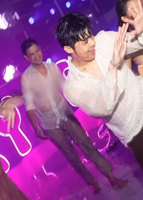 Sau đám cưới, chồng của Minh Hằng bị một số cư dân mạng kém duyên chê bai ngoại tình. Nữ ca sĩ cho hay: "Những bức ảnh đó được chụp khi chúng tôi chưa sẵn sàng, chồng tôi đang nhắm mắt. Hơn nữa, ảnh chụp xa như vậy, không ai đẹp được. Tôi không muốn tốn thời gian đọc những bình luận tiêu cực. Người có văn hóa sẽ không nói những lời như thế". Ảnh: Vietnamnet