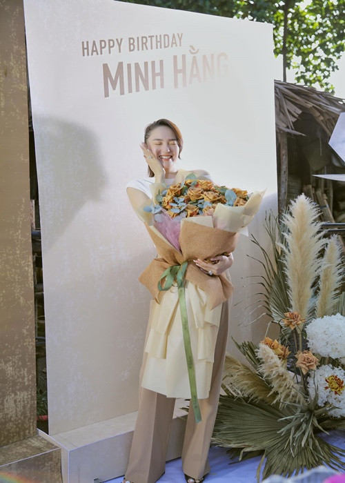 Minh Hằng được fan tặng bánh sinh nhật, Ngọc Trinh tặng túi hiệu. Ảnh: FBNV