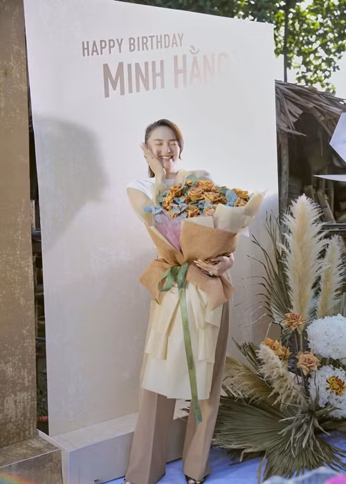 Minh Hằng được fan tặng bánh sinh nhật, Ngọc Trinh tặng túi hiệu. Ảnh: FBNV