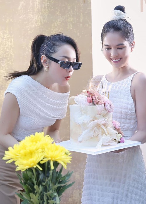 Nữ ca sĩ được ê-kíp phim tổ chức sinh nhật trong lễ bấm máy. Ảnh: FBNV