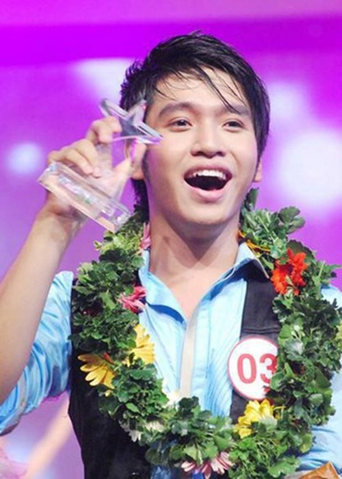 Bạch Công Khanh là ca sĩ, diễn viên. Năm 2009, anh tham gia cuộc thi Tiếng ca học đường. Tại sân chơi này, Bạch Công Khanh giành danh hiệu á quân. Tuy nhiên, sự nghiệp nghệ thuật của Bạch Công Khanh bị gián đoạn khi anh phải hoàn thành việc học theo lời gia đình. Năm 2014, nam ca sĩ hoàn thành việc học. Tuy nhiên, mẹ của anh chỉ cho anh thời hạn 2 năm nếu không nổi tiếng thì sẽ phải rời showbiz. Ảnh: FBNV