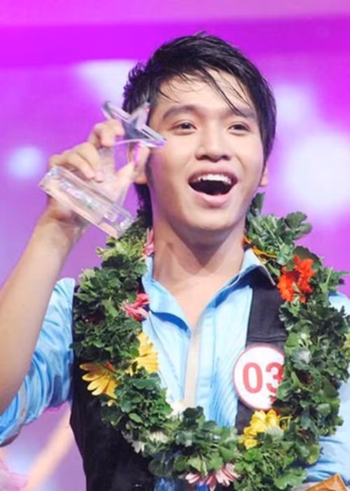 Bạch Công Khanh là ca sĩ, diễn viên. Năm 2009, anh tham gia cuộc thi Tiếng ca học đường. Tại sân chơi này, Bạch Công Khanh giành danh hiệu á quân. Tuy nhiên, sự nghiệp nghệ thuật của Bạch Công Khanh bị gián đoạn khi anh phải hoàn thành việc học theo lời gia đình. Năm 2014, nam ca sĩ hoàn thành việc học. Tuy nhiên, mẹ của anh chỉ cho anh thời hạn 2 năm nếu không nổi tiếng thì sẽ phải rời showbiz. Ảnh: FBNV