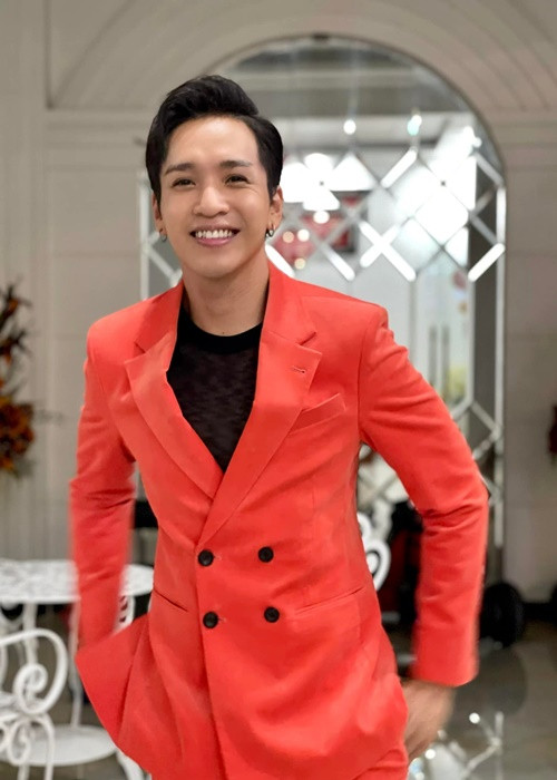 Bạch Công Khanh kín tiếng về chuyện tình cảm. Anh từng gây chú ý khi lên tiếng phơi bày góc khuất gạ tình trong làng giải trí Việt. Thời điểm đoạt giải nhì Tiếng ca học đường, nam ca sĩ nhận rất nhiều tin nhắn gạ đổi tình lấy tiền nhưng anh không chấp nhận. Ảnh: FBNV