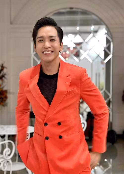 Bạch Công Khanh kín tiếng về chuyện tình cảm. Anh từng gây chú ý khi lên tiếng phơi bày góc khuất gạ tình trong làng giải trí Việt. Thời điểm đoạt giải nhì Tiếng ca học đường, nam ca sĩ nhận rất nhiều tin nhắn gạ đổi tình lấy tiền nhưng anh không chấp nhận. Ảnh: FBNV