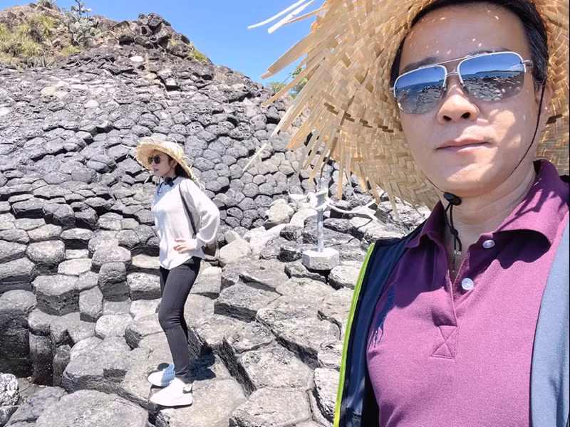 Vợ chồng Hà Thanh Xuân đang cùng nhau khởi nghiệp, xây dựng hệ thống nuôi cá Koi mới sau khi nam doanh nhân để lại tài sản cho vợ cũ.