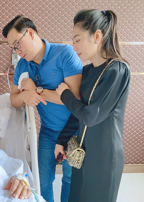 Nam doanh nhân chia sẻ hình ảnh cùng Hà Thanh Xuân đến thăm bố bị hôn mê. Anh tiết lộ: "Ba hôn mê nửa năm rồi nhưng vẫn không gục ngã, để cho 2 đứa con được thuận lợi làm đám cưới. Trong đám cưới của chúng con, khi nhắc đến ba, mẹ đã khóc, con khóc, vợ con khóc... Con cảm ơn ba nhiều lắm".