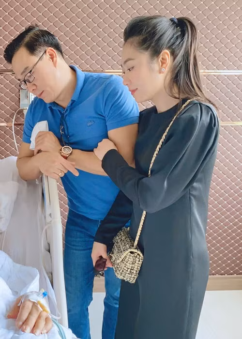 Nam doanh nhân chia sẻ hình ảnh cùng Hà Thanh Xuân đến thăm bố bị hôn mê. Anh tiết lộ: "Ba hôn mê nửa năm rồi nhưng vẫn không gục ngã, để cho 2 đứa con được thuận lợi làm đám cưới. Trong đám cưới của chúng con, khi nhắc đến ba, mẹ đã khóc, con khóc, vợ con khóc... Con cảm ơn ba nhiều lắm".