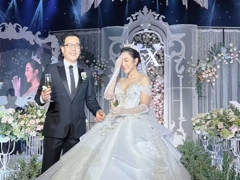 Soi cuộc sống của Hà Thanh Xuân và “Vua cá Koi” sau lùm xùm Soi cuoc song cua Ha Thanh Xuan va “Vua ca Koi” sau lum xum