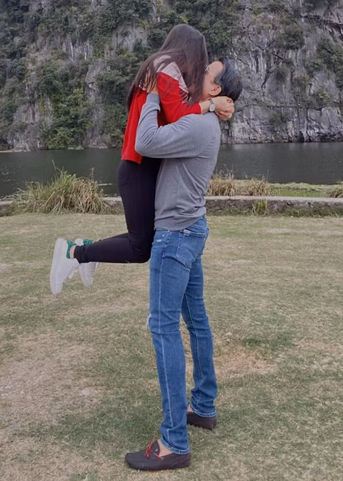 Khi lùm xùm lắng xuống, doanh nhân Thắng Ngô mở lại trang cá nhân đồng thời liên tục cập nhật hình ảnh bên Hà Thanh Xuân.