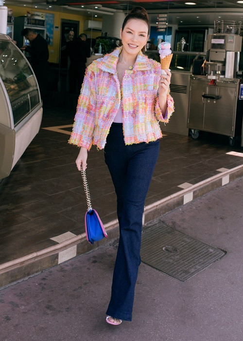 Nữ diễn viên phim “Mùa hè lạnh” thả dáng trên phố.