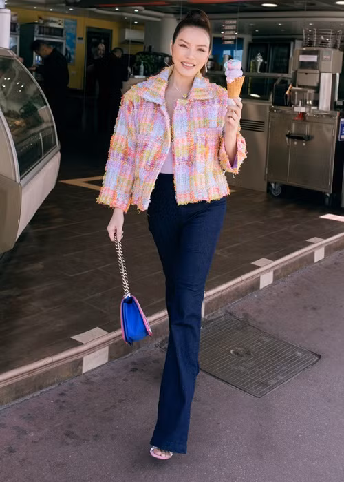 Nữ diễn viên phim “Mùa hè lạnh” thả dáng trên phố.