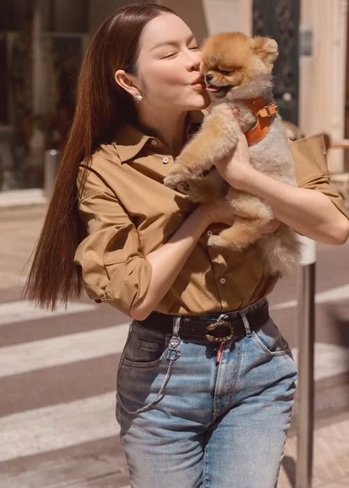 Set trang phục tạo nên combo ăn mặc thời thượng, tôn dáng cho Lý Nhã Kỳ.