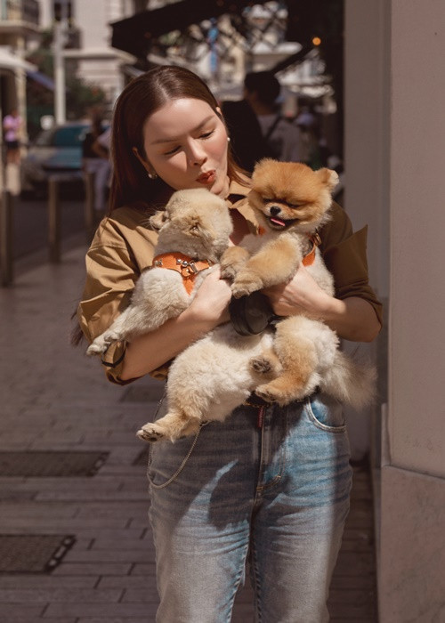 Nữ diễn viên kết hợp skinny jeans, áo sơ mi với boots cao.