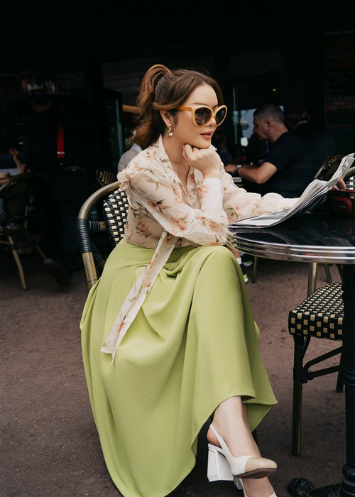 Chỉ với một chiếc áo hoa đơn giản, Lý Nhã Kỳ trở thành quý cô thanh lịch chính hiệu nhờ biết chọn lựa phụ kiện phù hợp.