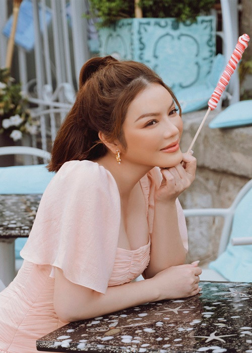 Sau khi rời Cannes, Pháp, Lý Nhã Kỳ cùng ê-kíp đến thành phố biển Positano của Italia du lịch.