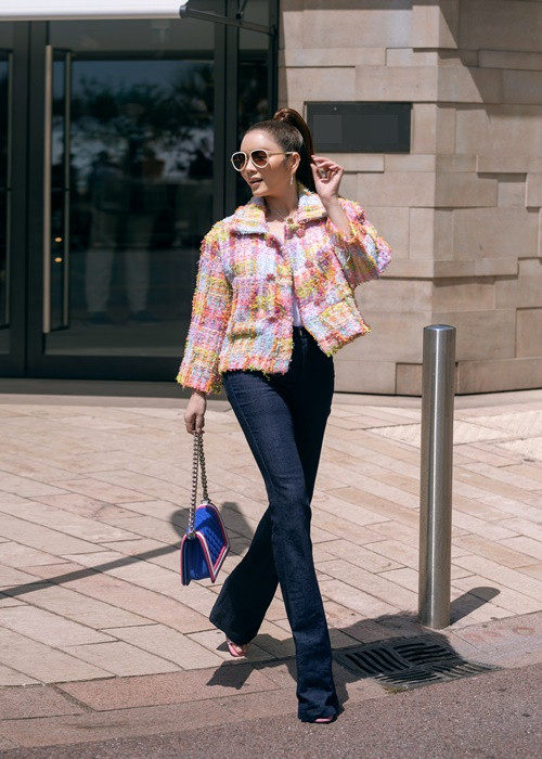 Nữ diễn viên kết hợp áo khoác tweed với quần jeans, áo sơ mi trắng.