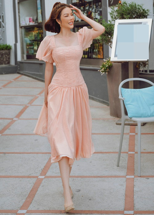 Nữ diễn viên khoe vẻ trẻ trung ở tuổi 40 khi diện chiếc váy gam cam đào.