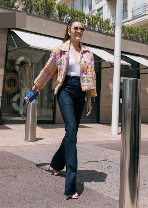 Sang trọng, lịch lãm và tiện dụng cho mọi hoàn cảnh, chiếc áo khoác tweed đầy màu sắc của Chanel giúp Lý Nhã Kỳ nổi bật trên đường phố.