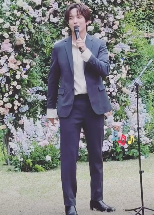 Nhiều nghệ sĩ tham dự đám cưới của Jang Nara như Lee Sang Yoon, Jung Yong Hwa (trong ảnh), Lee Soo Young, Lee Chung Ah. Ảnh: Yan Xem video "Song Hye Kyo trang điểm thế nào trong ngày cưới". Nguồn Youtube/VTC