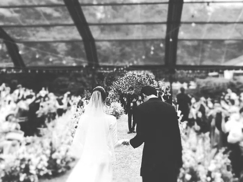 Ảnh chụp từ đằng sau của vợ chồng Jang Nara. Ảnh: Người đưa tin